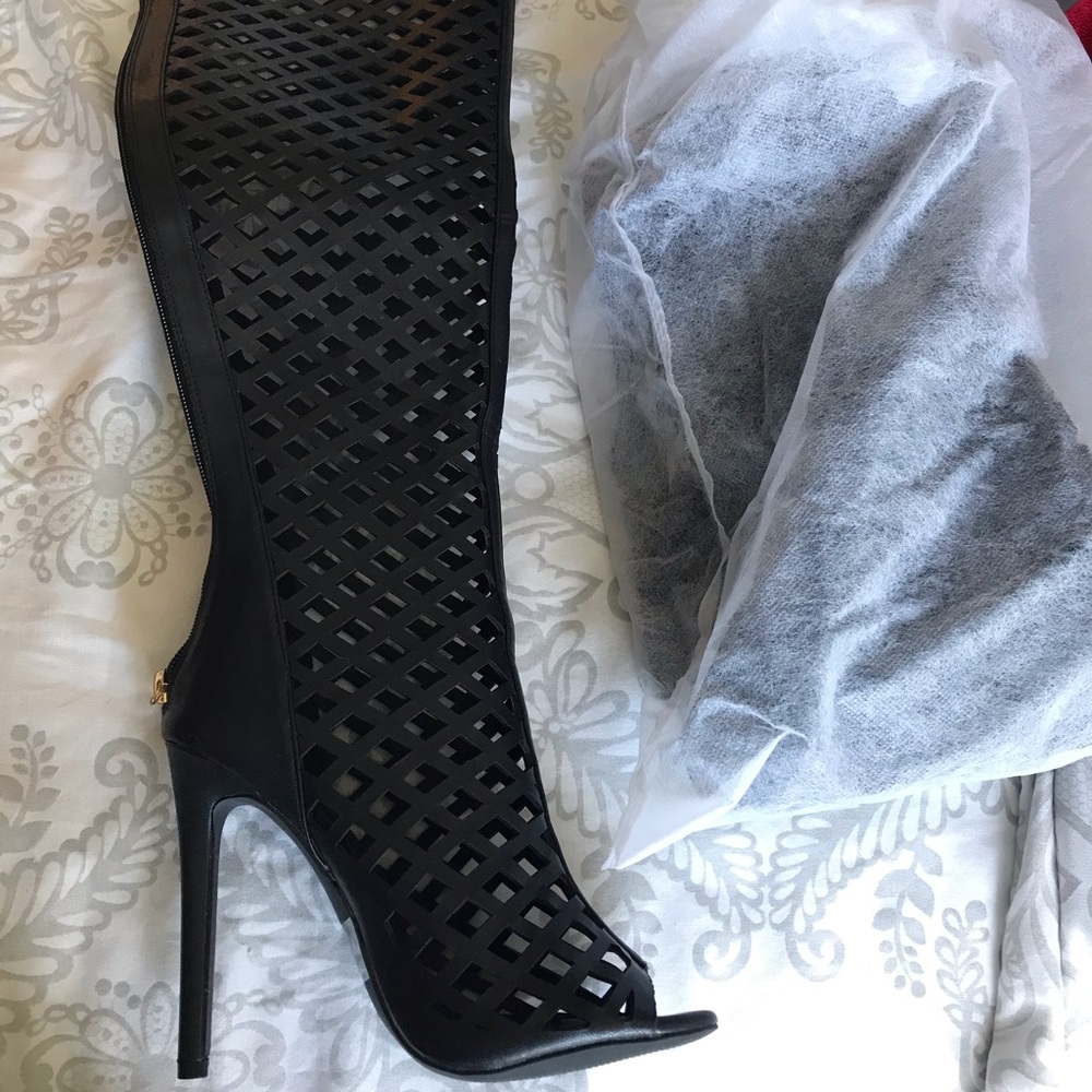 Brand new cages boots! Size 6